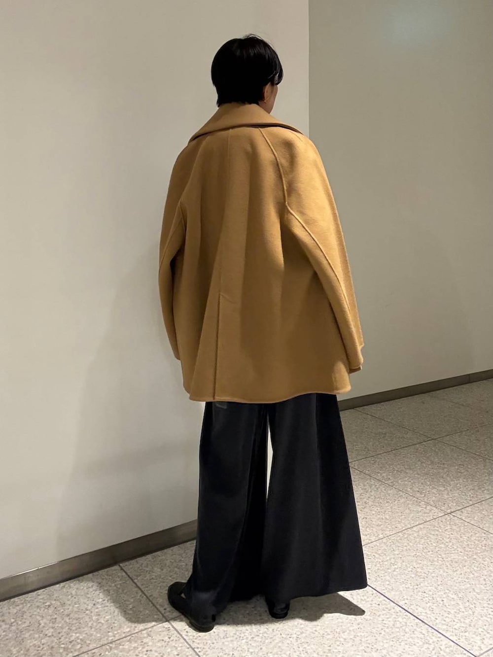 ブルー系のその他パンツ、ホワイト系のシャツ/ブラウス、イエロー系のピーコートを着用したレディースの秋コーディネートの4枚目の写真
