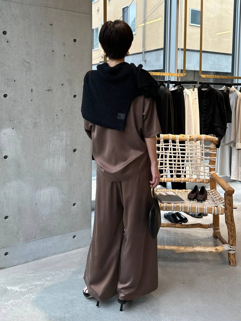 ブラウン系のその他パンツ、ブラック系のサンダル、ブラウン系のTシャツ/カットソーを着用したレディースの夏コーディネートの5枚目の写真