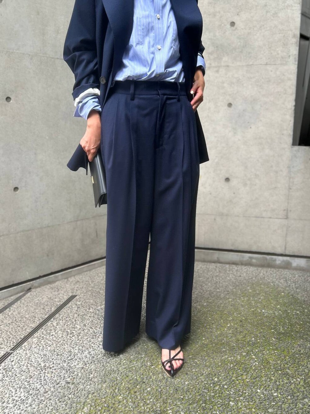 ブルー系のシャツ/ブラウス、ブルー系のスラックス、ブルー系のテーラードジャケットを着用したレディースの夏コーディネートの6枚目の写真