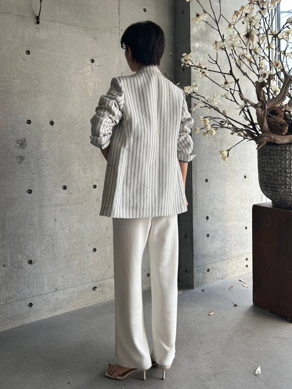 ホワイト系のその他パンツ、ホワイト系のタンクトップ、ベージュ系のサンダルを着用したレディースの冬コーディネートの3枚目の写真