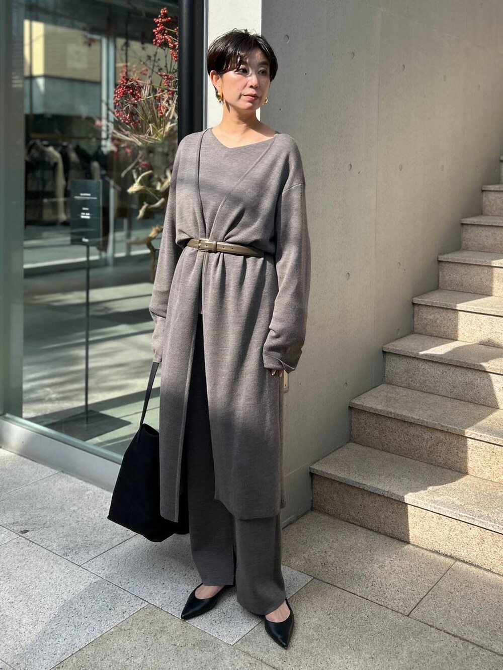 ブラウン系のニット/セーター、ブラウン系のその他パンツ、ブラウン系のカーディガン/ボレロを着用したレディースの秋コーディネートの3枚目の写真