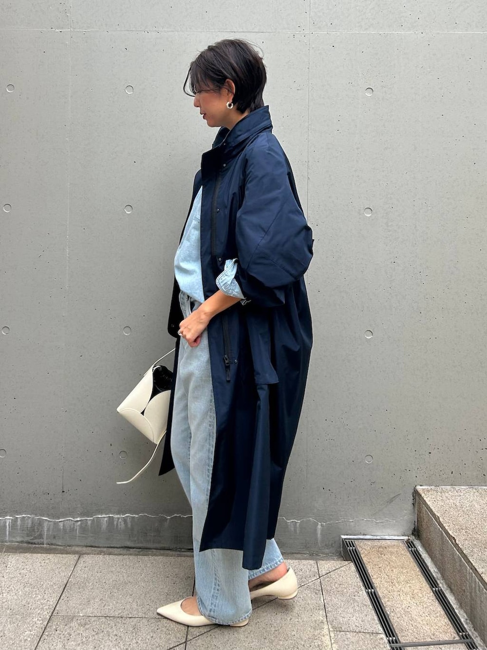 ブルー系のシャツ/ブラウス、ブルー系のデニムパンツ、シルバー系のネックレスを着用したレディースの冬コーディネートの4枚目の写真