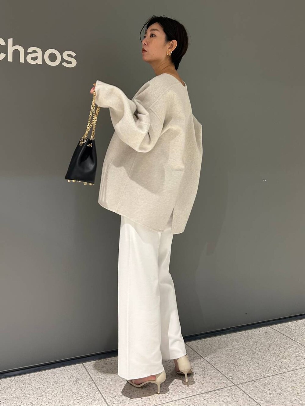 ホワイト系のその他パンツ、ホワイト系のその他トップス、ベージュ系のサンダルを着用したレディースの秋コーディネートの6枚目の写真