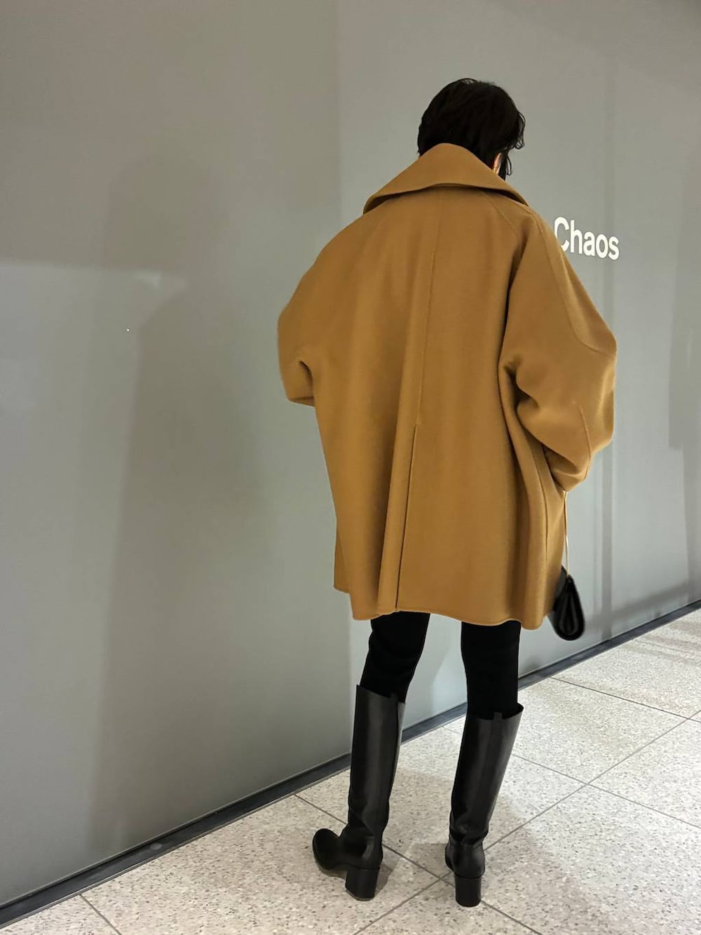 ホワイト系のシャツ/ブラウス、ブラック系のその他パンツ、イエロー系のその他アウターを着用したレディースの秋コーディネートの6枚目の写真