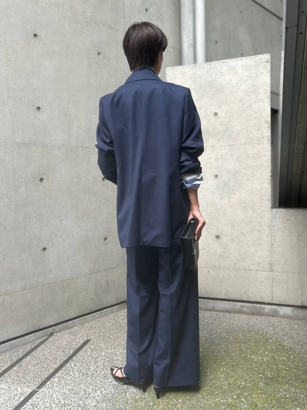 ブルー系のシャツ/ブラウス、ブルー系のスラックス、ブルー系のテーラードジャケットを着用したレディースの夏コーディネートの4枚目の写真