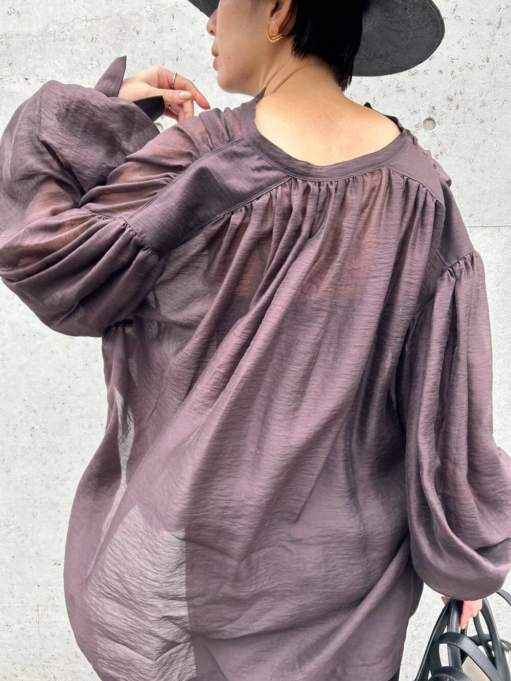 ブラウン系のシャツ/ブラウス、ブラック系のスカートを着用したレディースの春コーディネートの6枚目の写真