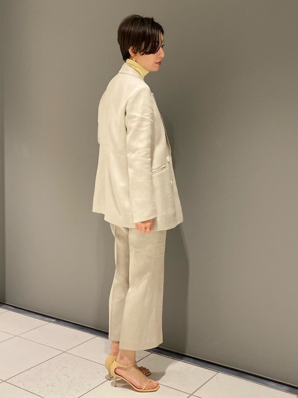 ベージュ系のテーラードジャケット、ベージュ系のスラックス、ベージュ系のシューズを着用したレディースの冬コーディネートの2枚目の写真