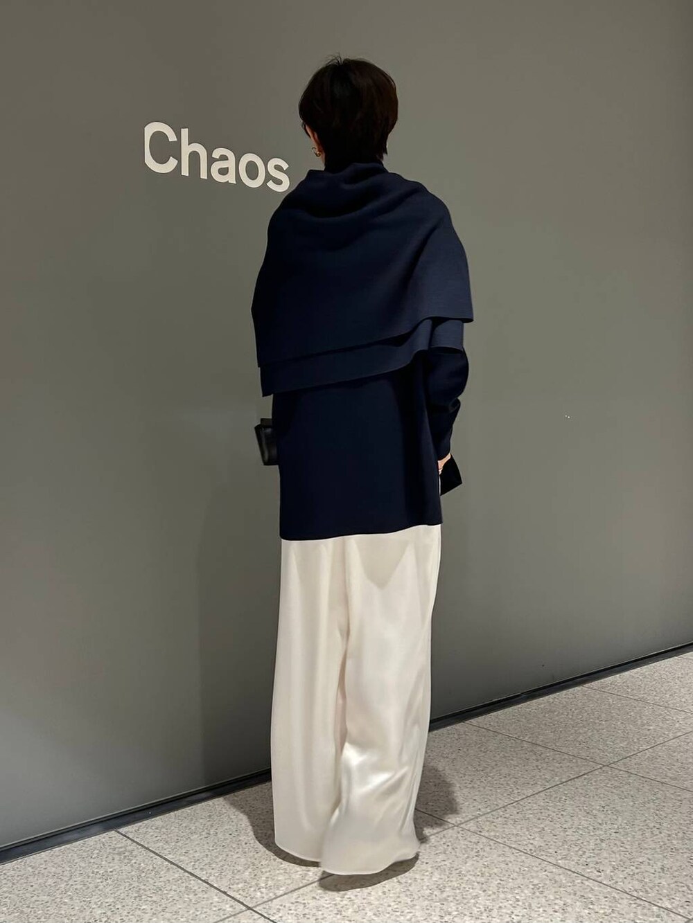 ブルー系のニット/セーター、ブルー系のニット/セーター、ホワイト系のその他パンツを着用したレディースの秋コーディネートの6枚目の写真