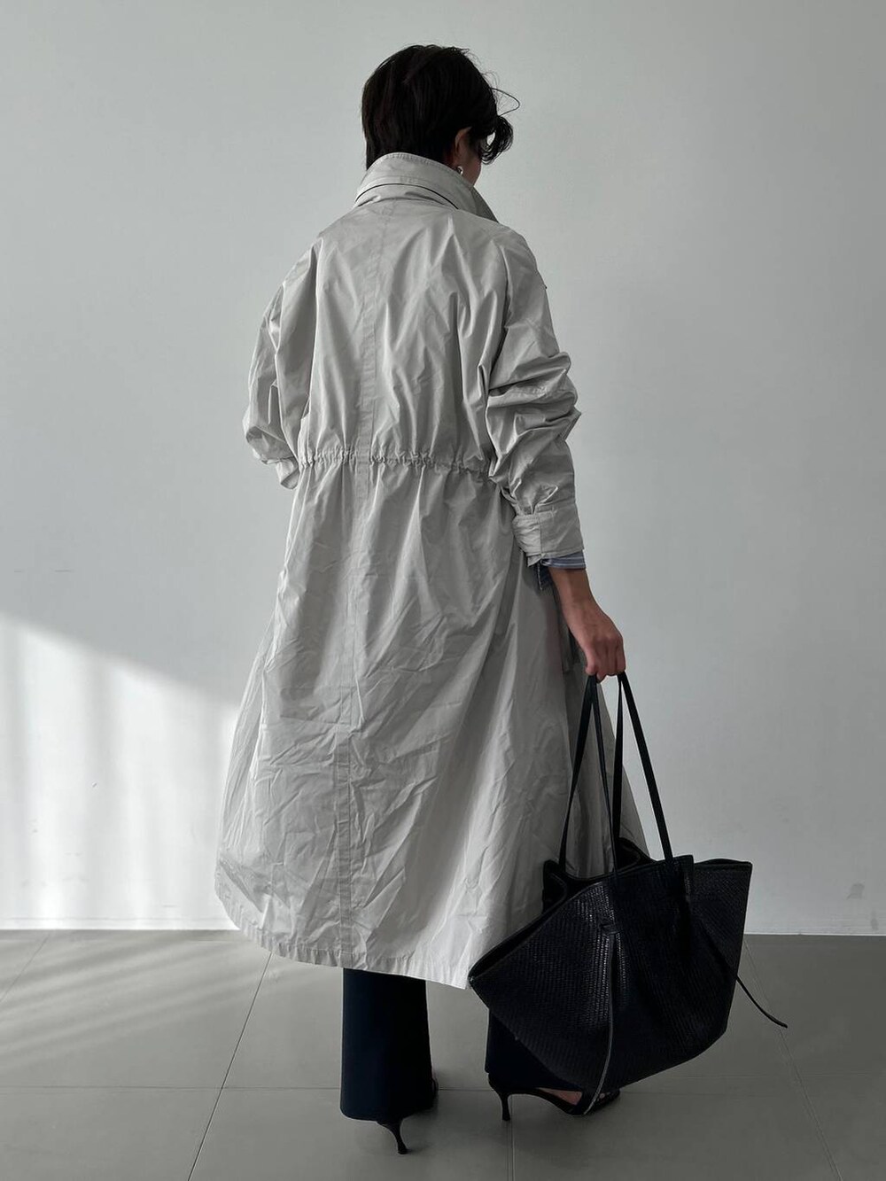 ブルー系のシャツ/ブラウス、ブルー系のその他パンツ、グレー系のナイロンジャケットを着用したレディースの冬コーディネートの4枚目の写真