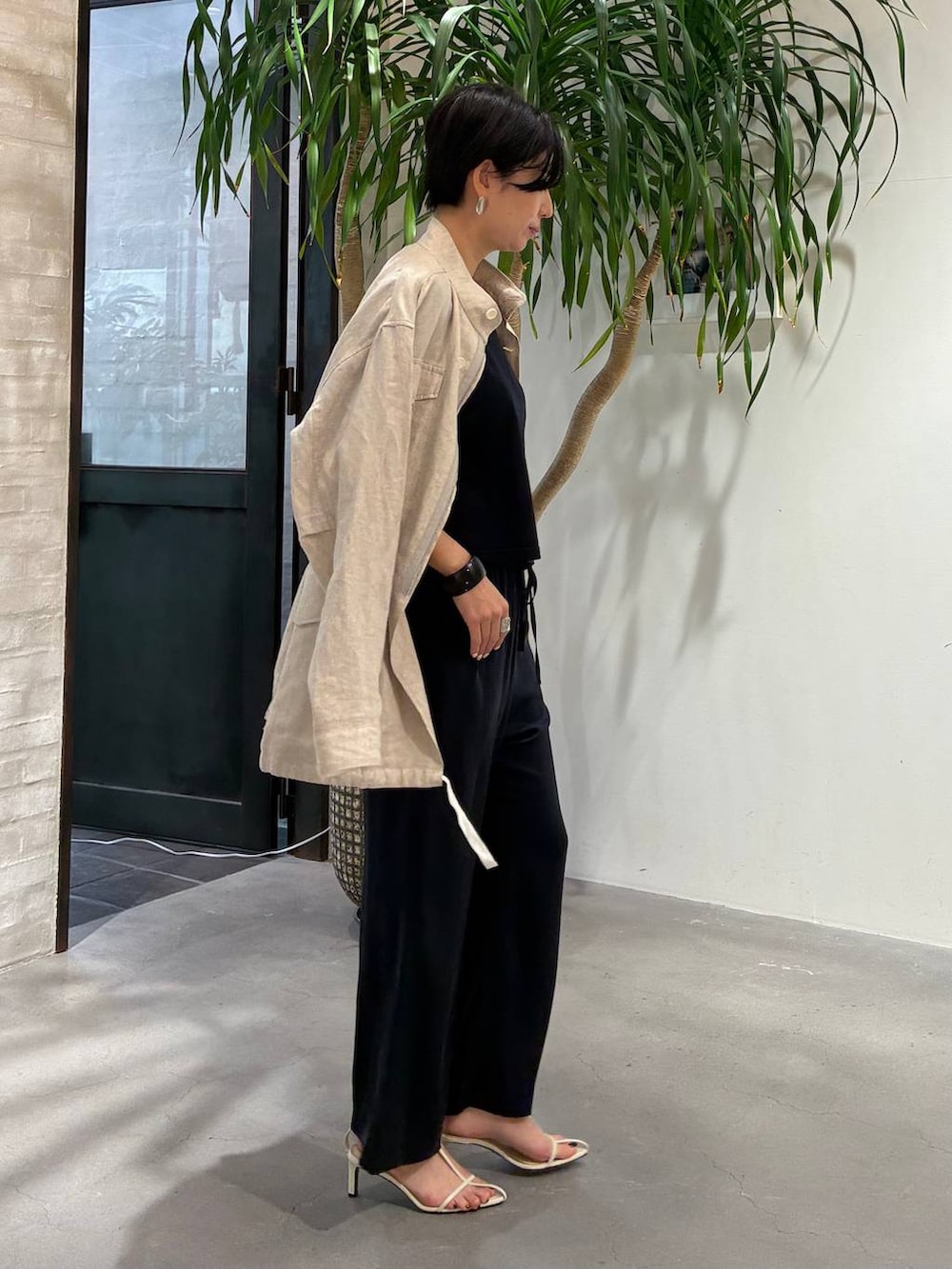 ブルー系のその他パンツ、ホワイト系のブルゾン、ブルー系のニット/セーターを着用したレディースの春コーディネートの5枚目の写真