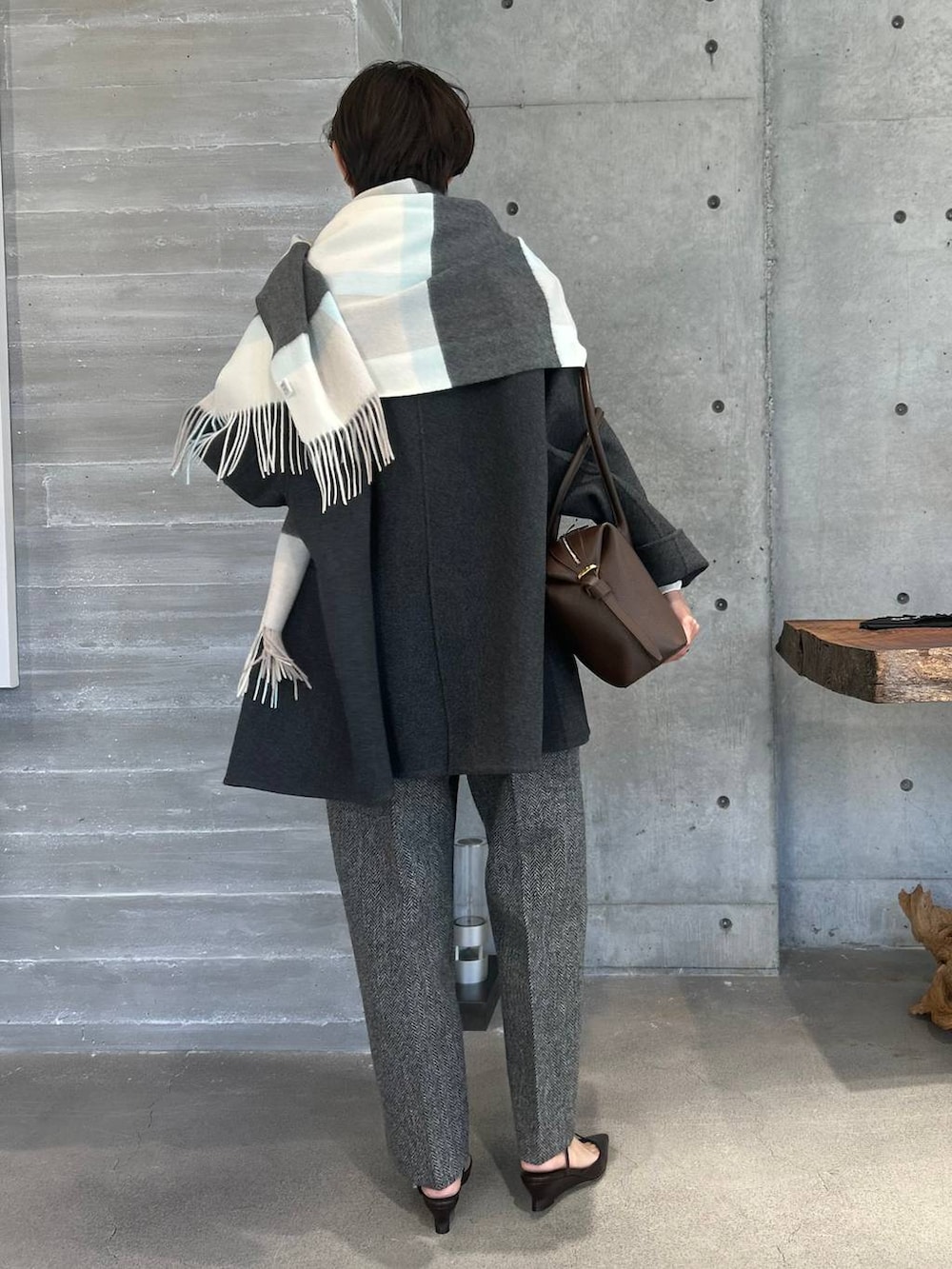 ホワイト系のその他トップス、グレー系のピーコート、グレー系のニット/セーターを着用したレディースの秋コーディネートの3枚目の写真