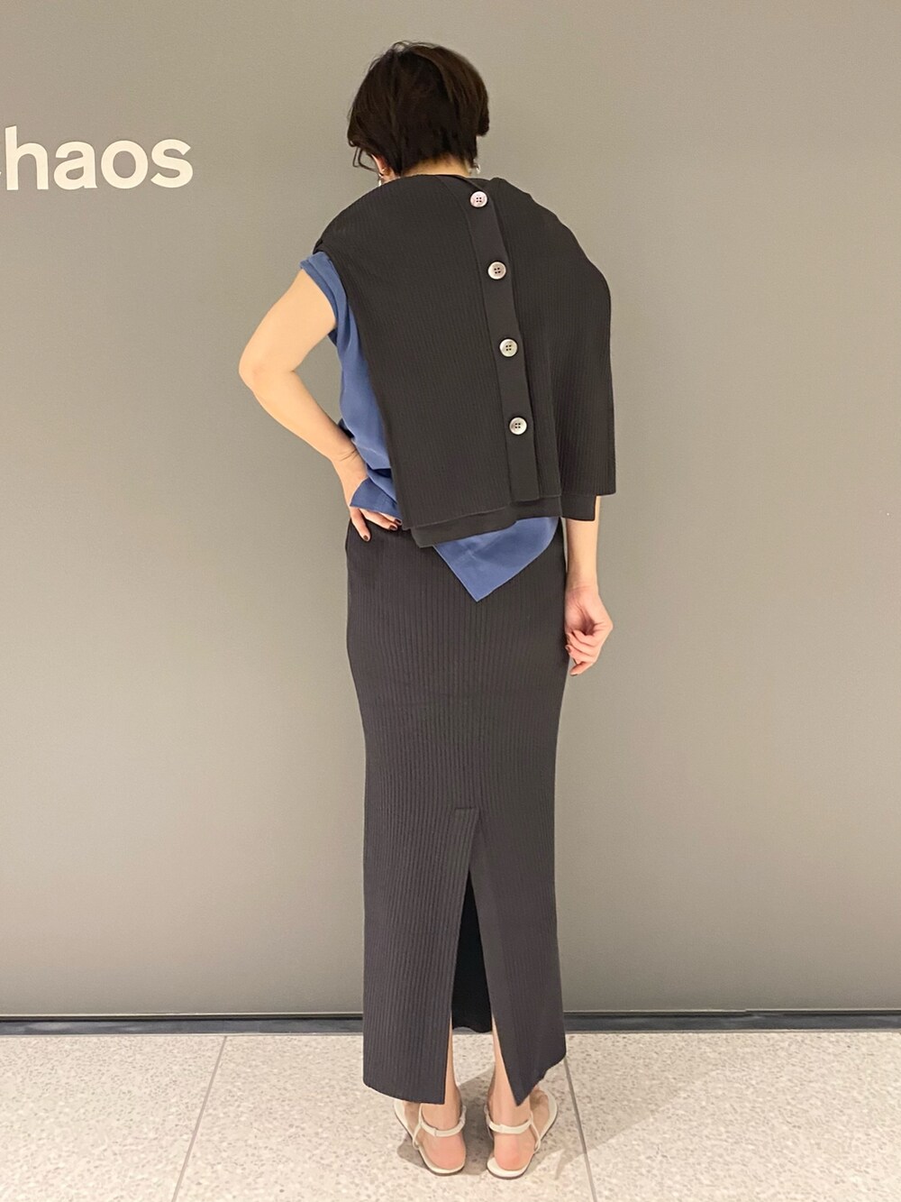 ブルー系のTシャツ/カットソー、ホワイト系のサンダル、グレー系のスカートを着用したレディースの夏コーディネートの3枚目の写真