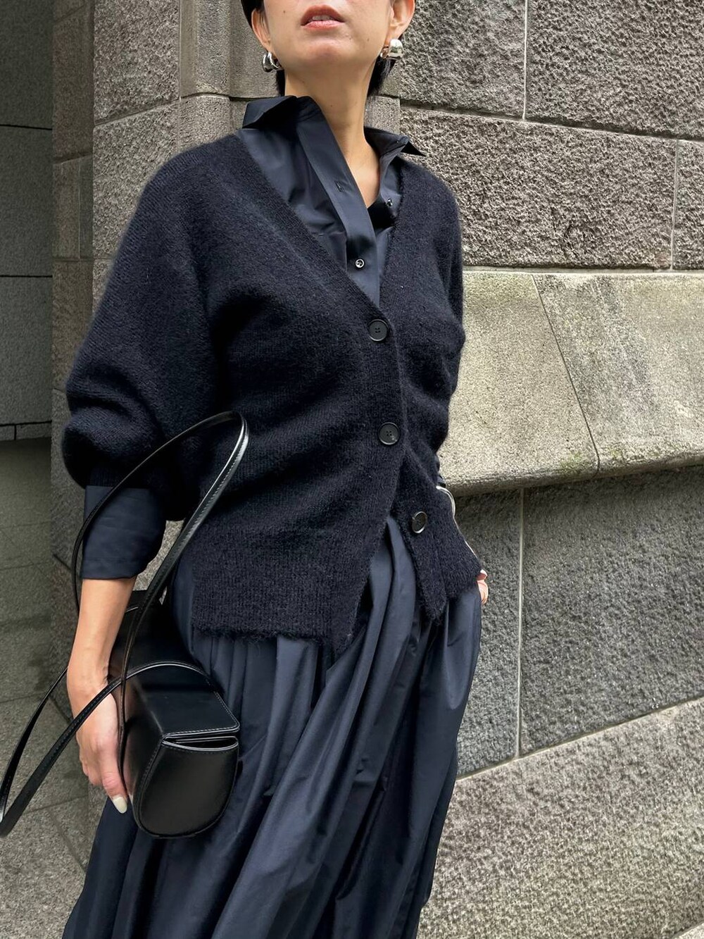 ブルー系のカーディガン/ボレロ、ブルー系のシャツ/ブラウス、ブルー系のスカートを着用したレディースの秋コーディネートの4枚目の写真