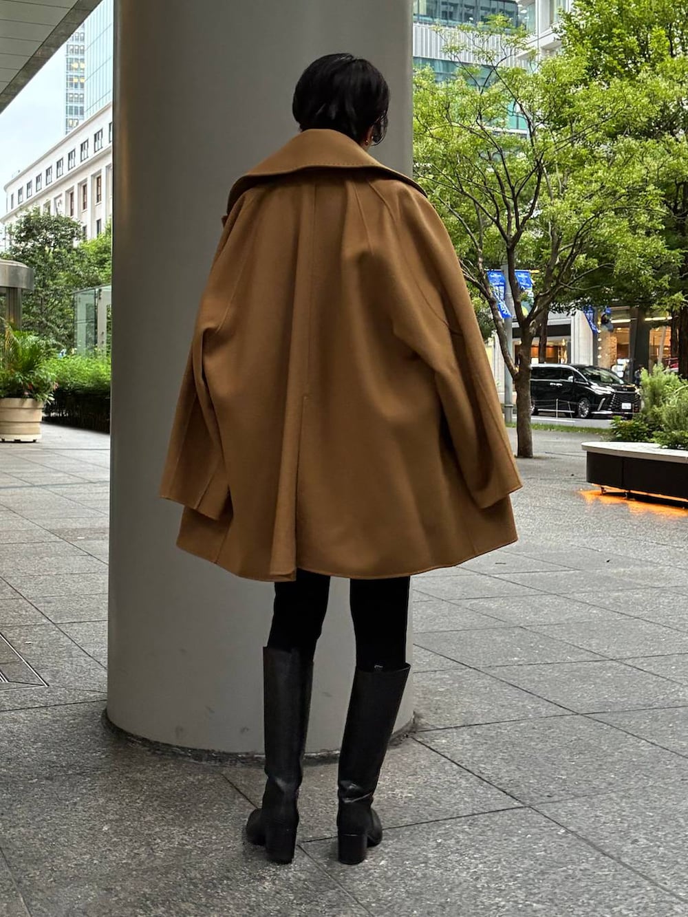 ホワイト系のシャツ/ブラウス、ブラック系のその他パンツ、イエロー系のその他アウターを着用したレディースの秋コーディネートの3枚目の写真
