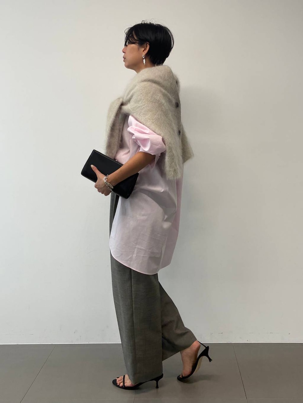 ピンク系のシャツ/ブラウス、グレー系のスラックス、グレー系のカーディガン/ボレロを着用したレディースの夏コーディネートの3枚目の写真