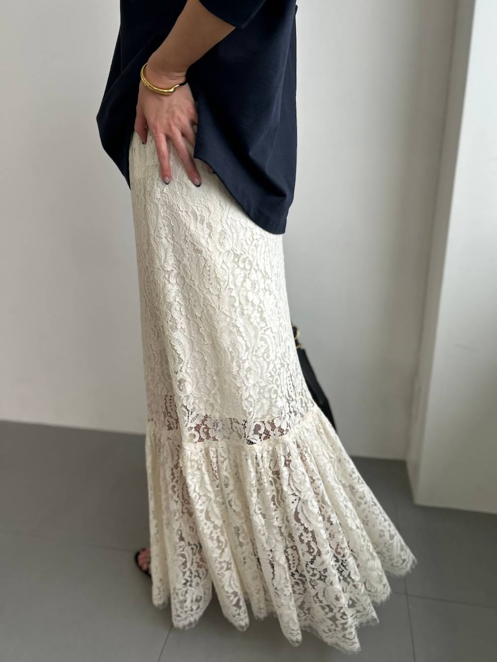 ホワイト系のスカート、ベージュ系のトレンチコートを着用したレディースの冬コーディネートの9枚目の写真