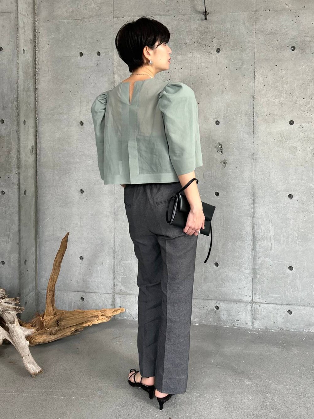 ブラック系のその他パンツ、グリーン系のシャツ/ブラウスを着用したレディースの春コーディネートの3枚目の写真