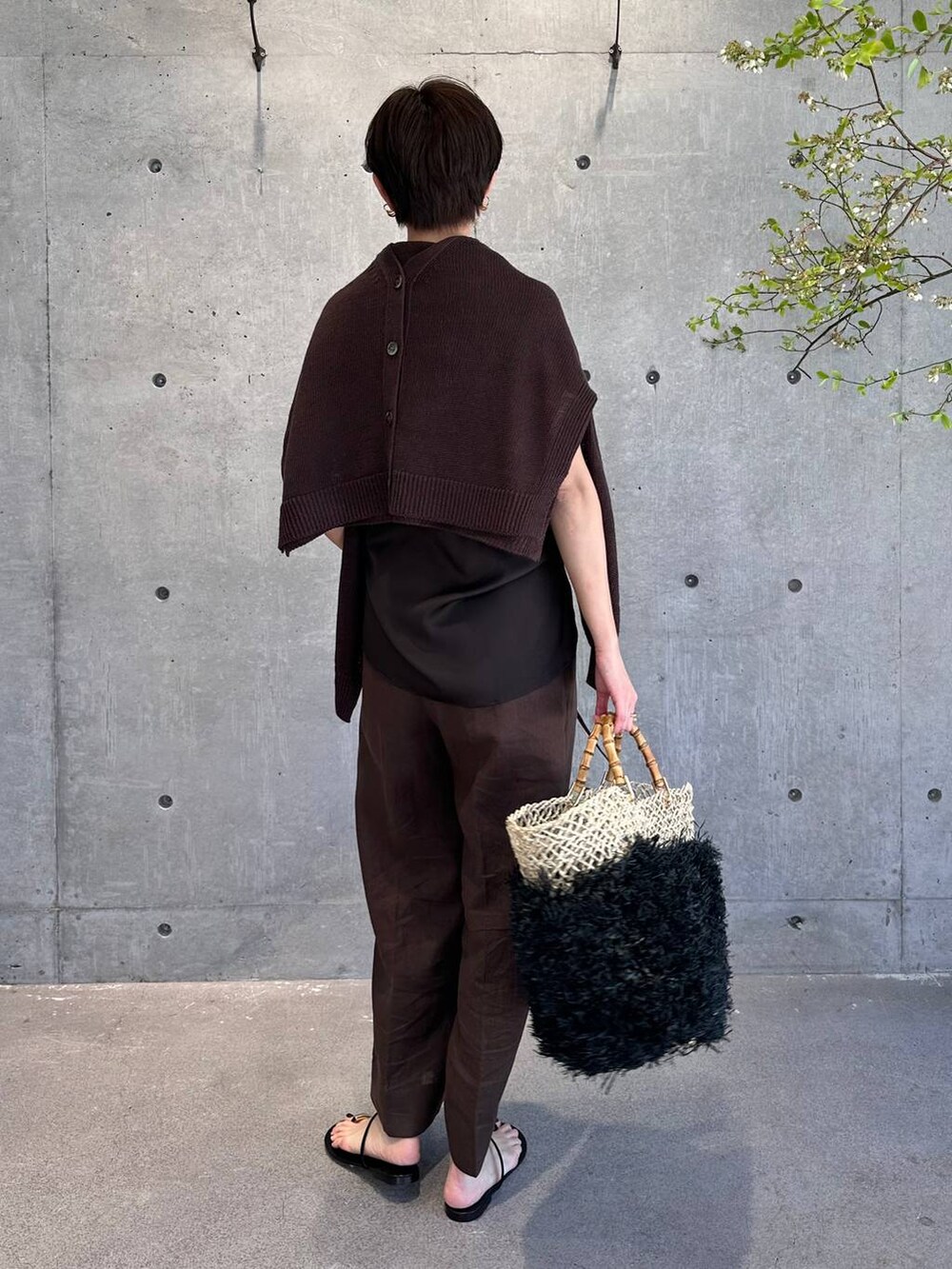 ブラウン系のシャツ/ブラウス、ブラウン系のカーディガン/ボレロ、ブラウン系のその他パンツを着用したレディースの春コーディネートの4枚目の写真