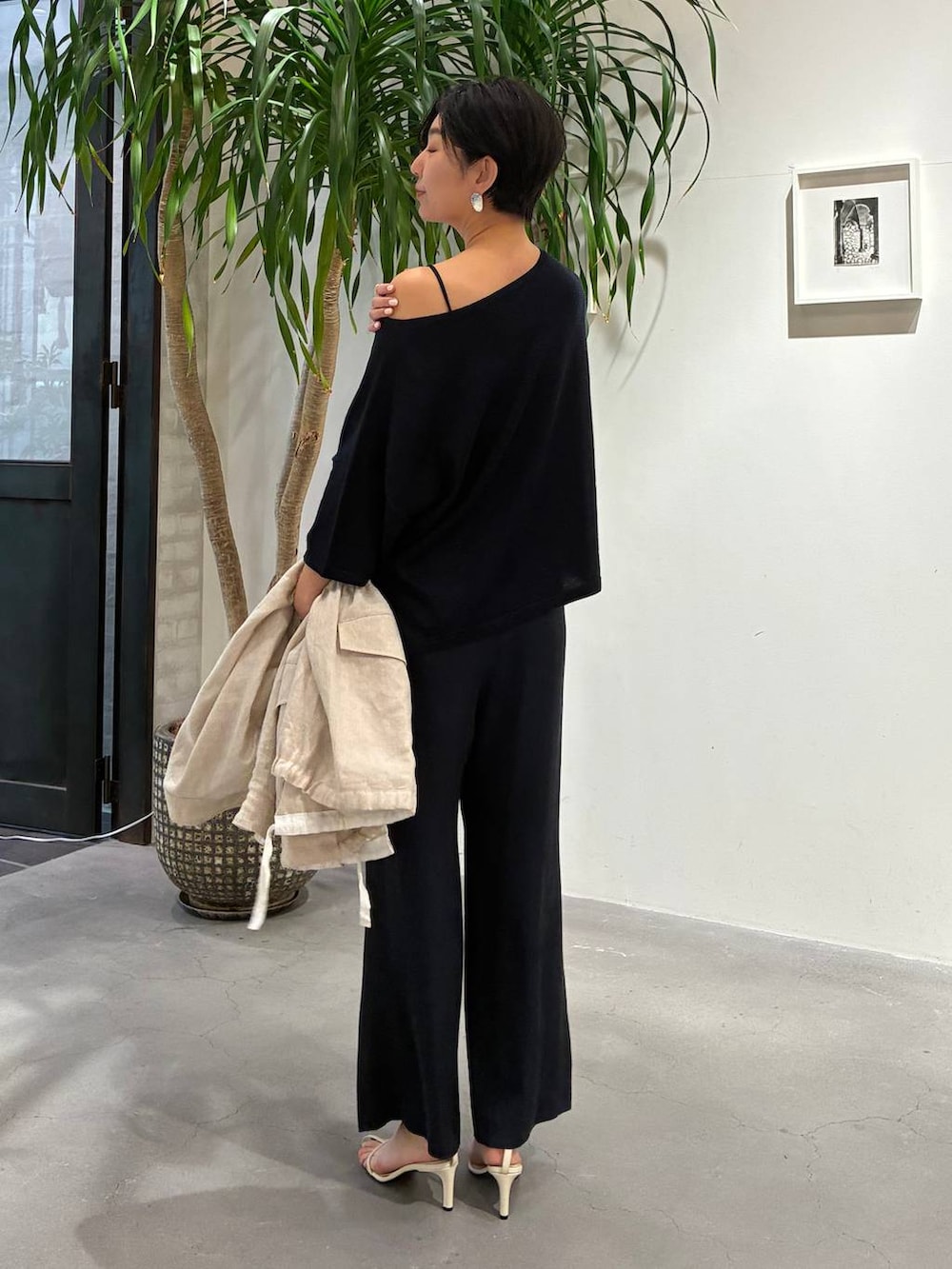 ブルー系のその他パンツ、ホワイト系のブルゾン、ブルー系のニット/セーターを着用したレディースの春コーディネートの3枚目の写真