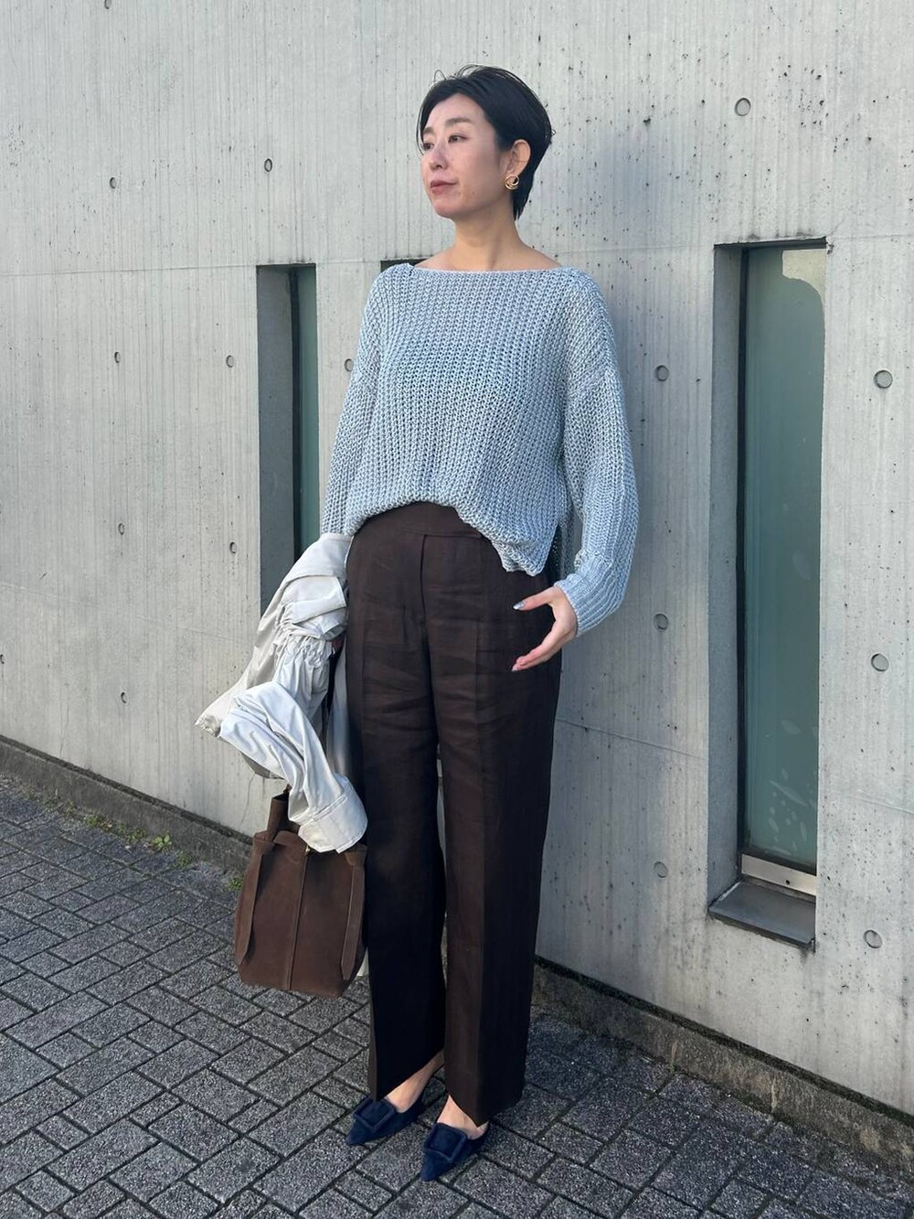 ブルー系のニット/セーター、ホワイト系のその他トップス、グレー系のナイロンジャケットを着用したレディースの冬コーディネートの8枚目の写真