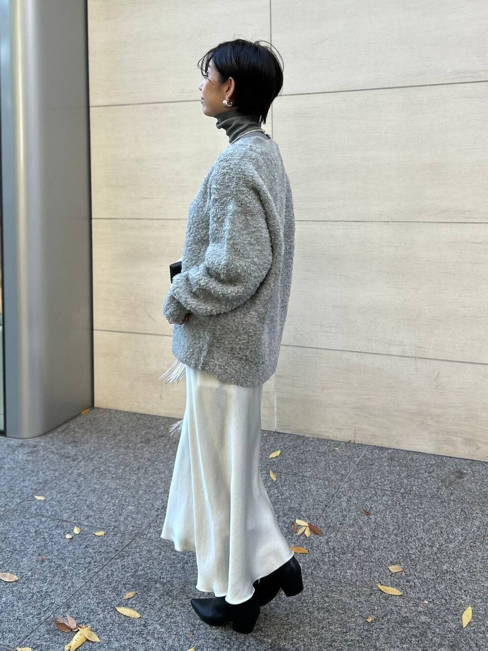 グレー系のカーディガン/ボレロ、グレー系のニット/セーター、ブラウン系のノーカラーコートを着用したレディースの秋コーディネートの2枚目の写真