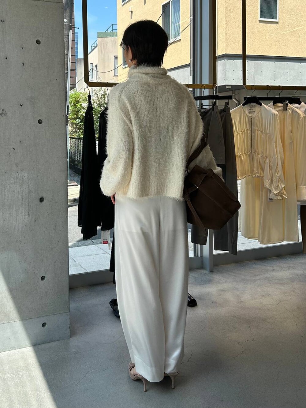 ホワイト系のニット/セーター、ホワイト系のその他パンツ、ブラウン系のピーコートを着用したレディースの秋コーディネートの5枚目の写真