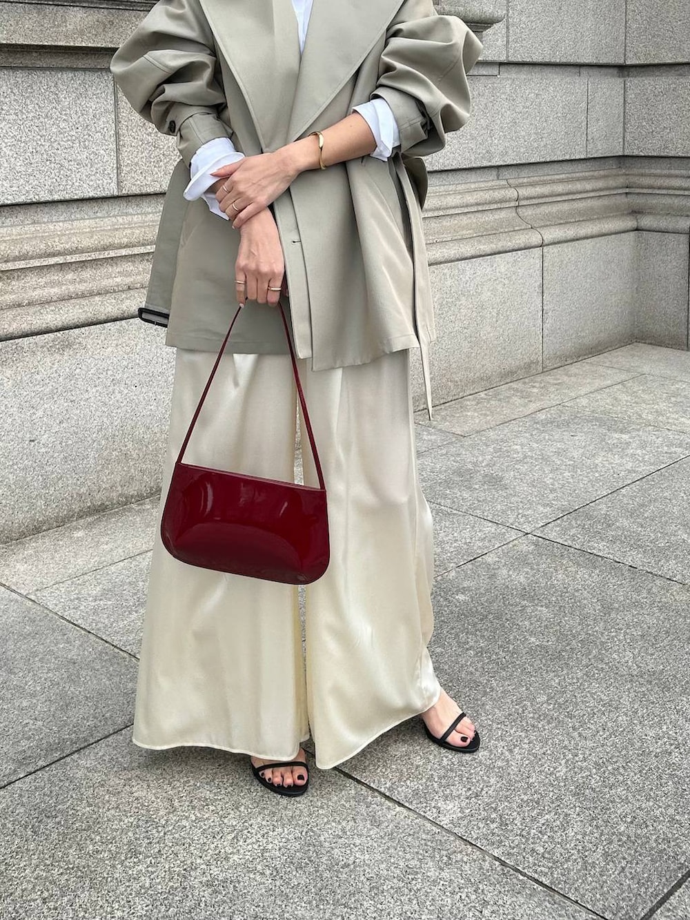 ホワイト系のシャツ/ブラウス、ベージュ系のトレンチコート、ベージュ系のその他パンツを着用したレディースの春コーディネートの8枚目の写真