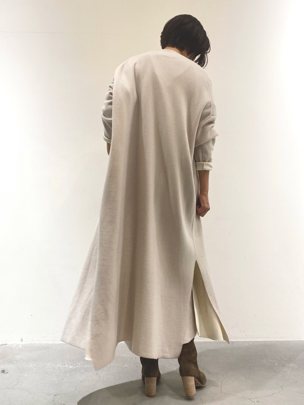 ホワイト系のトップス、ホワイト系のカーディガン/ボレロ、ホワイト系のスカートを着用したレディースの秋コーディネートの3枚目の写真