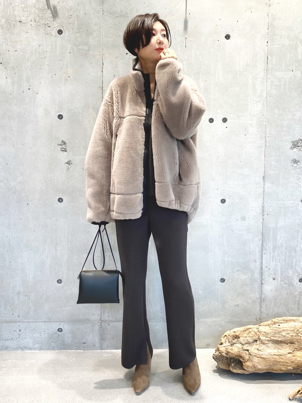 ブラウン系のジャケット/アウター、ブラウン系のその他パンツ、ブラック系のショルダーバッグを着用したレディースの秋コーディネートの2枚目の写真