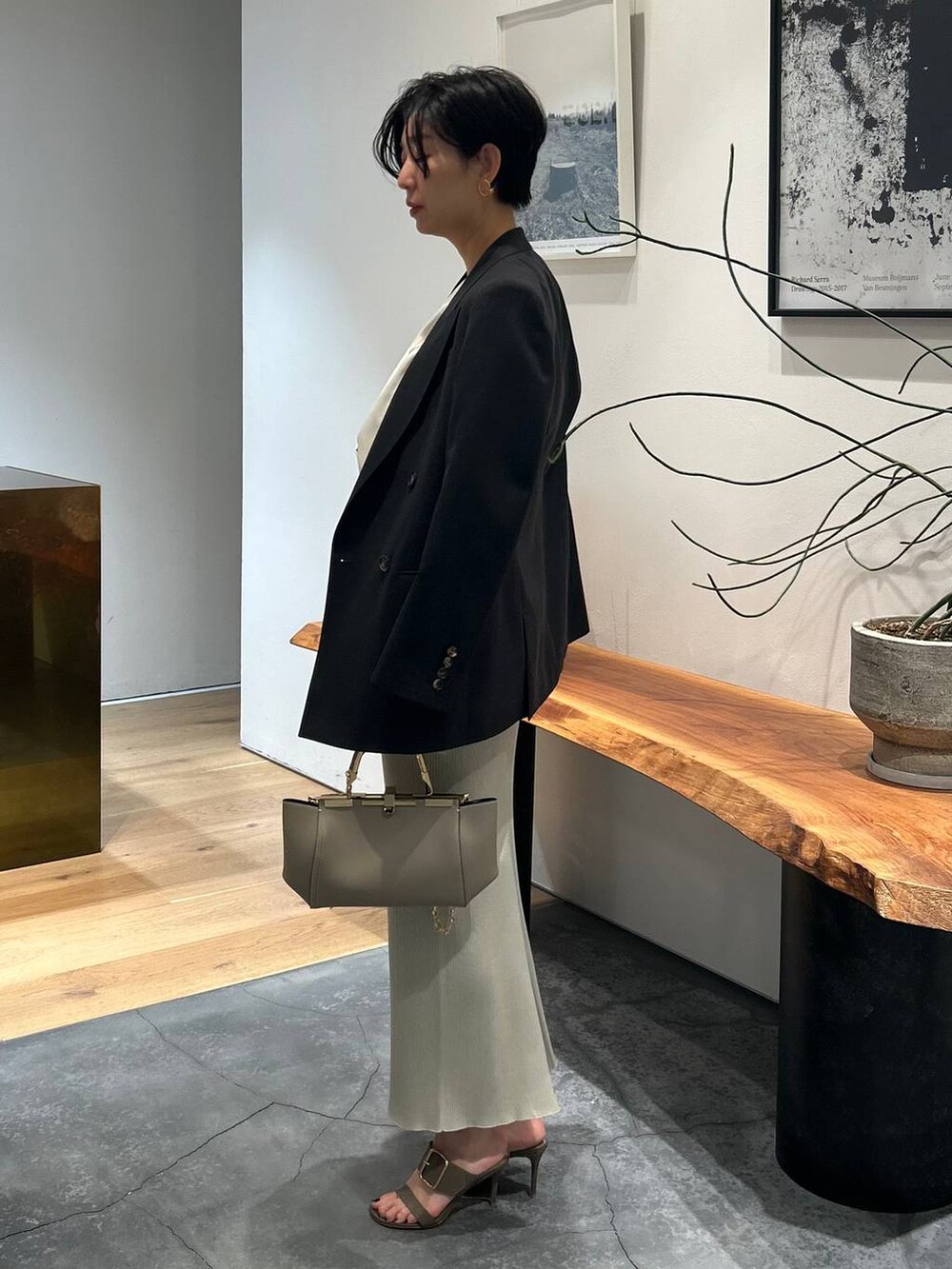 ホワイト系のシャツ/ブラウス、グレー系のスカートを着用したレディースの春コーディネートの2枚目の写真