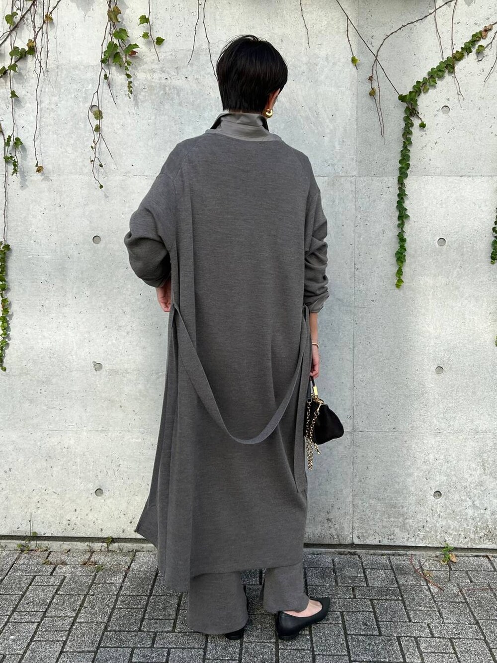 ブラウン系のその他パンツ、ブラウン系のカーディガン/ボレロ、ブラウン系のシャツ/ブラウスを着用したレディースの秋コーディネートの4枚目の写真