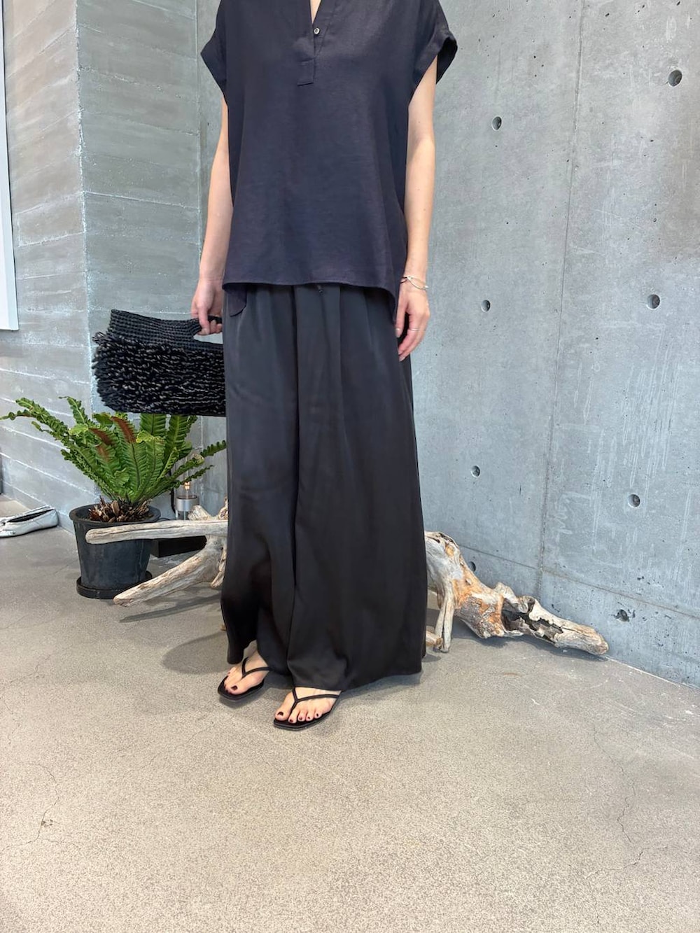 ブルー系のシャツ/ブラウス、ブラック系のその他パンツ、ブラック系のサンダルを着用したレディースの春コーディネートの8枚目の写真