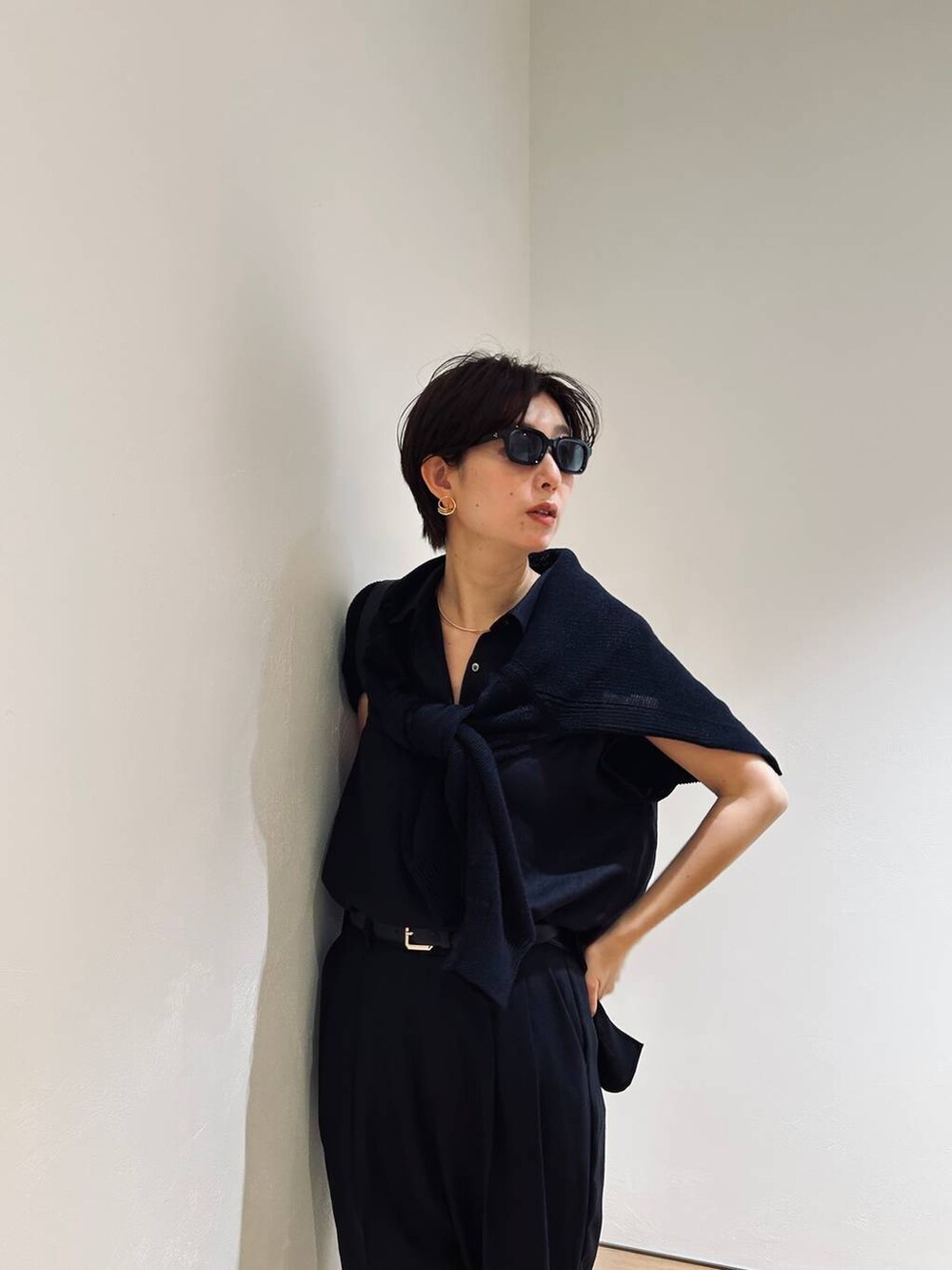 ブルー系のカーディガン/ボレロ、ブルー系のスラックス、ブルー系のシャツ/ブラウスを着用したレディースの春コーディネートの6枚目の写真