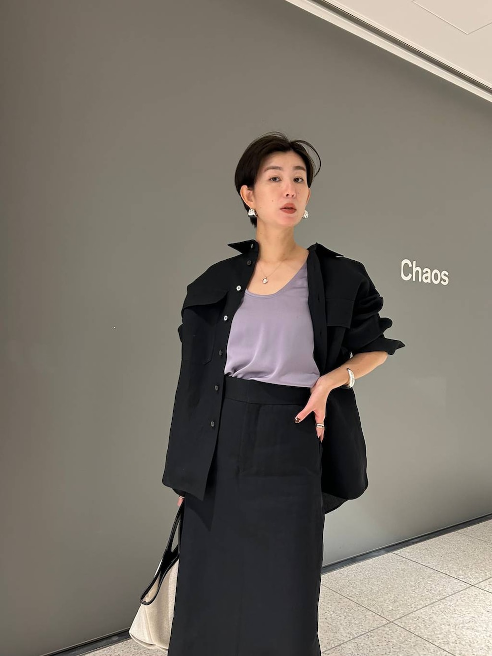 「きれいめ、ベーシック/シンプル、体型カバー、モード、フェミニン、シンプルコーデ、大人カジュアル、Chaos、夏コーデ、シャツ、スカート」｜「ChaosのChaos(カオス)/【新色登場】シルシャーノースリーブ　◆セットアップ可◆（シャツ/ブラウス、パープル系）」を使った、chaos_haseさん（レディース・169cm）の夏コーディネートの6枚目の写真