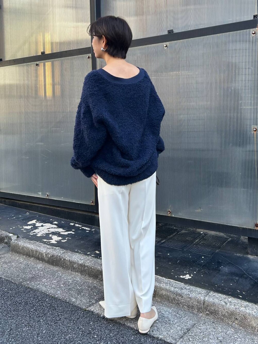 ブルー系のカーディガン/ボレロ、グレー系のノーカラーコート、ホワイト系のスラックスを着用したレディースの冬コーディネートの7枚目の写真