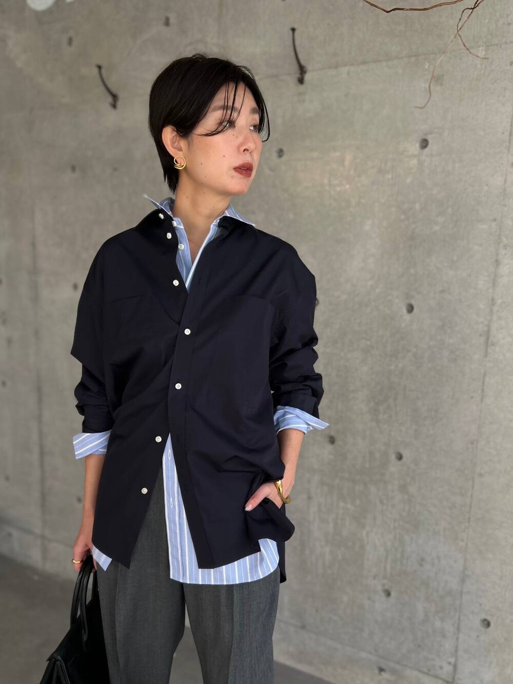 その他のシャツ/ブラウス、ブルー系のシャツ/ブラウス、グレー系のスラックスを着用したレディースの冬コーディネートの7枚目の写真