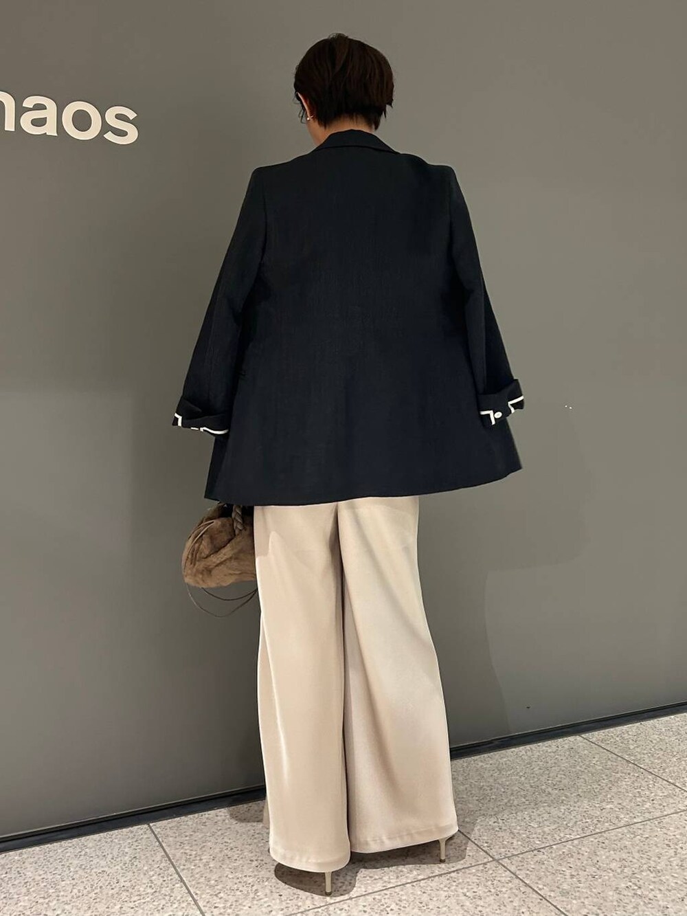 ベージュ系のその他パンツ、ベージュ系のニット/セーター、グレー系のテーラードジャケットを着用したレディースの秋コーディネートの4枚目の写真