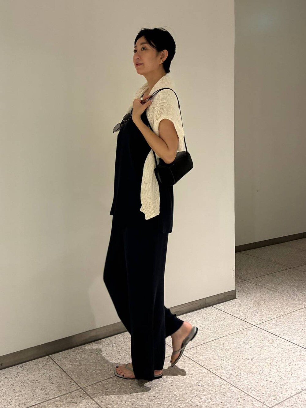 ブルー系のその他パンツ、ブルー系のシャツ/ブラウス、ホワイト系のニット/セーターを着用したレディースの夏コーディネートの5枚目の写真