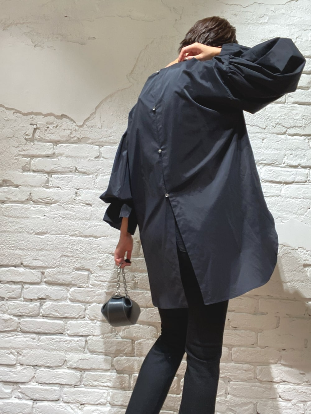 ブラック系のシャツ/ブラウス、ブラック系のデニムパンツ、ブラック系のバッグを着用したレディースの夏コーディネートの4枚目の写真