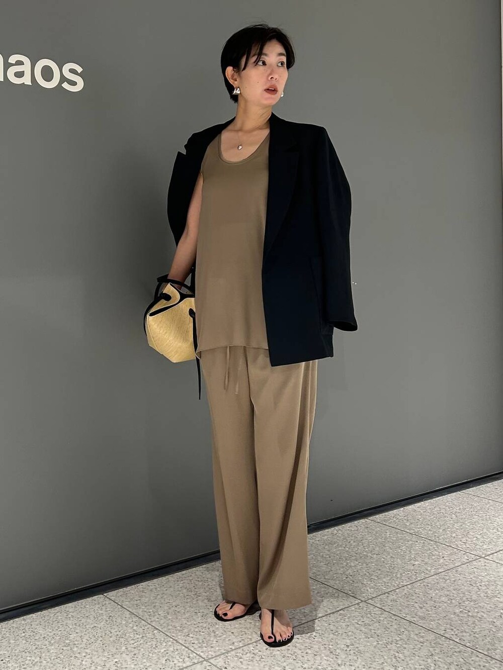 ベージュ系のその他パンツ、ベージュ系のシャツ/ブラウス、ブラック系のテーラードジャケットを着用したレディースの夏コーディネートの2枚目の写真