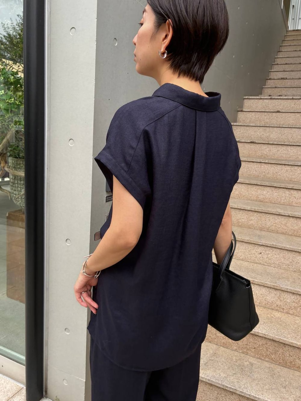 ブルー系のスラックス、ブルー系のシャツ/ブラウス、ブラック系のベルトを着用したレディースの春コーディネートの7枚目の写真