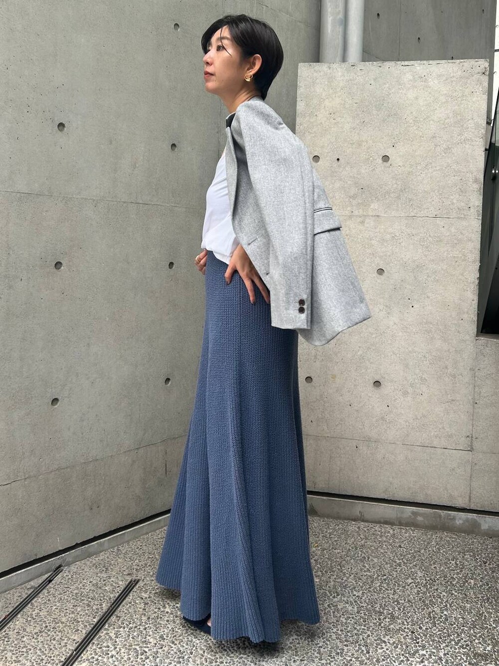 ブラック系のキャミソール、ホワイト系のTシャツ/カットソー、ブルー系のスカートを着用したレディースの秋コーディネートの2枚目の写真