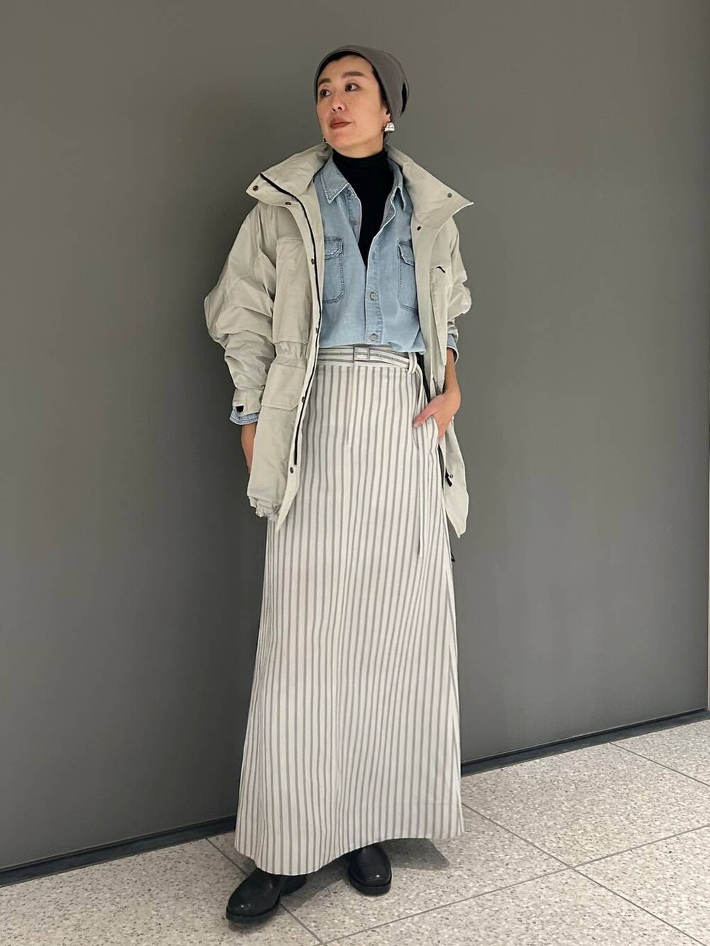 ブルー系のシャツ/ブラウス、ブルー系のニット/セーター、グレー系のブルゾンを着用したレディースの冬コーディネートの5枚目の写真