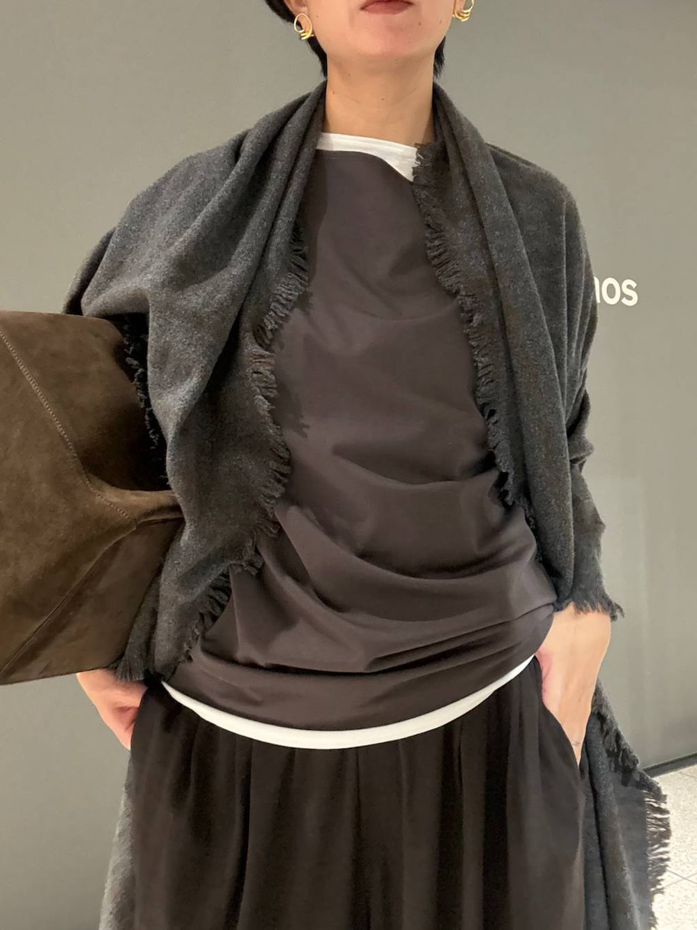 グレー系のその他パンツ、ホワイト系のTシャツ/カットソー、ブラウン系のTシャツ/カットソーを着用したレディースの秋コーディネートの5枚目の写真