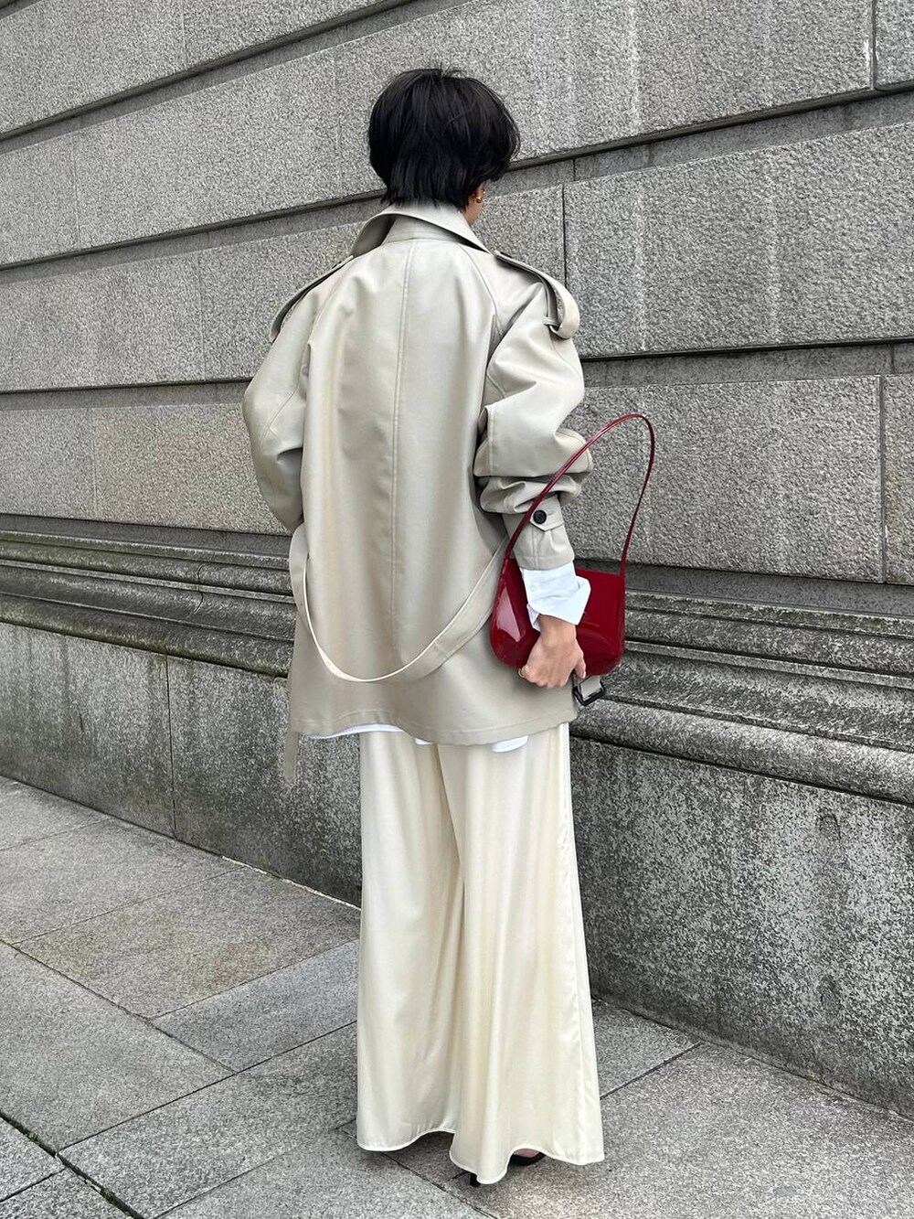 ホワイト系のシャツ/ブラウス、ベージュ系のトレンチコート、ベージュ系のその他パンツを着用したレディースの春コーディネートの6枚目の写真