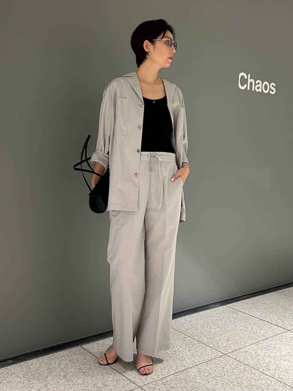 ブラック系のキャミソール、ブルー系のTシャツ/カットソー、ブラック系のタンクトップを着用したレディースの夏コーディネートの2枚目の写真