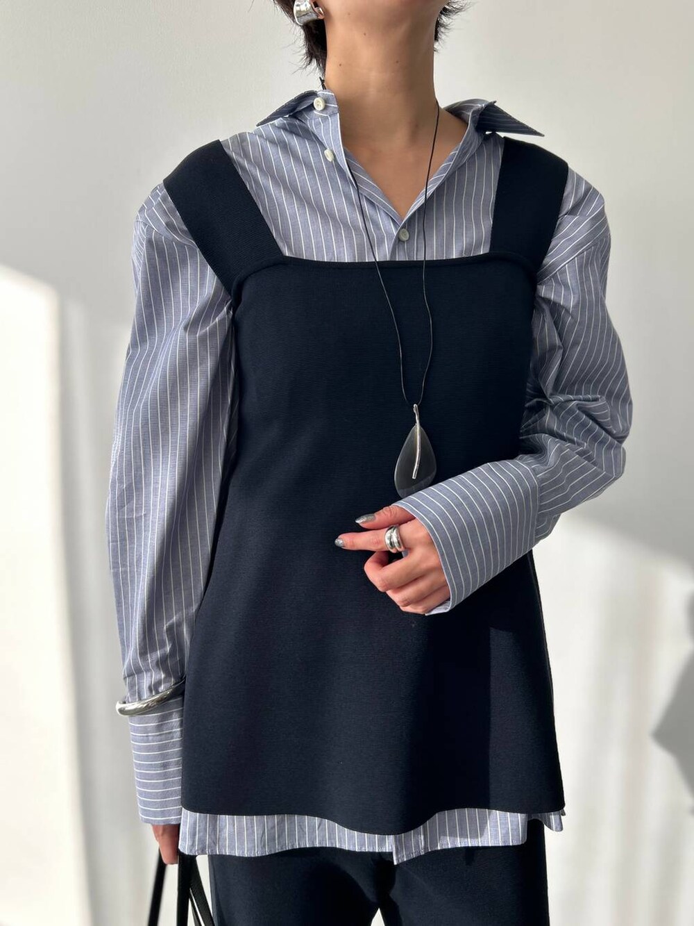 ブルー系のシャツ/ブラウス、ブルー系のその他パンツ、グレー系のナイロンジャケットを着用したレディースの冬コーディネートの8枚目の写真