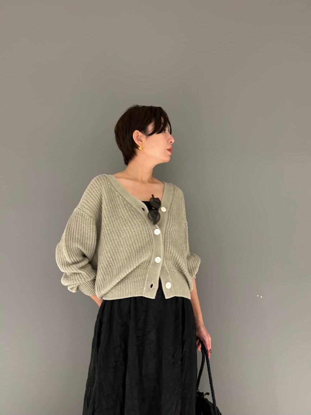 ブラック系のその他トップス、グレー系のカーディガン/ボレロ、ブラック系のTシャツ/カットソーを着用したレディースの夏コーディネートの7枚目の写真