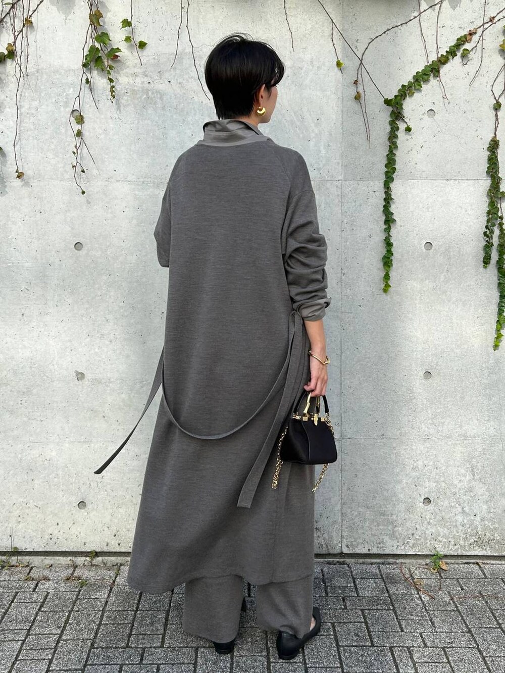 ブラウン系のその他パンツ、ブラウン系のカーディガン/ボレロ、ブラウン系のシャツ/ブラウスを着用したレディースの秋コーディネートの3枚目の写真