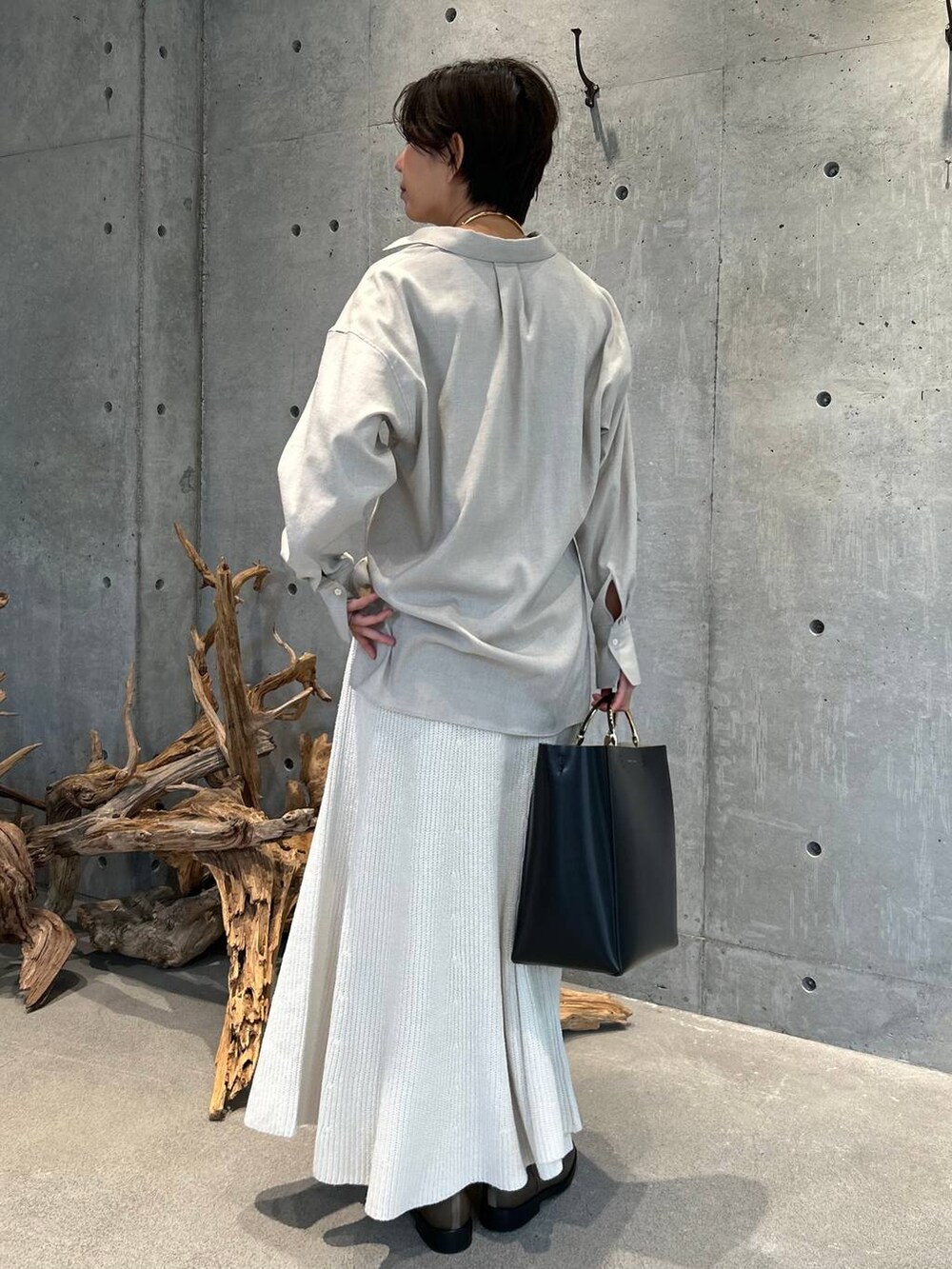 ホワイト系のスカートを着用したレディースの夏コーディネートの3枚目の写真